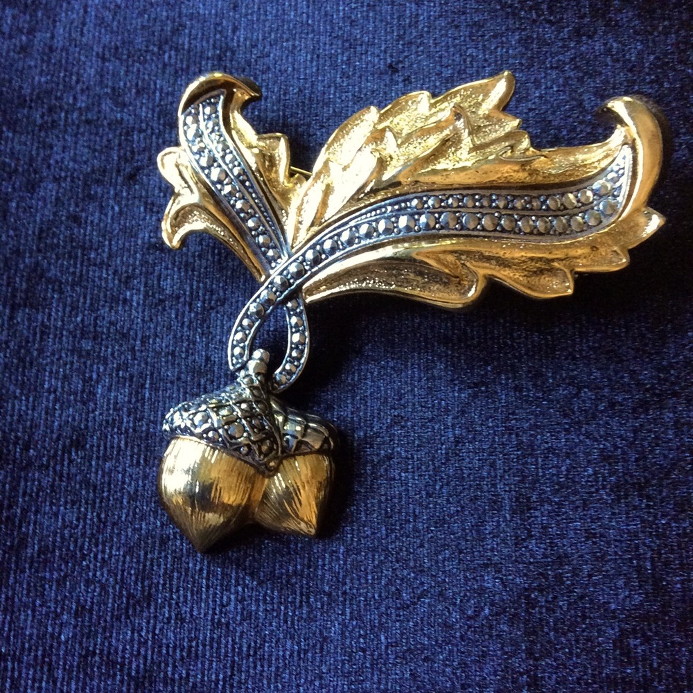 Vintage: Avon Golden Oak Acorn Brooch.